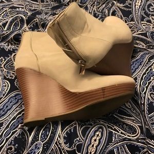 Jennifer Lopez Suede like wedge booties